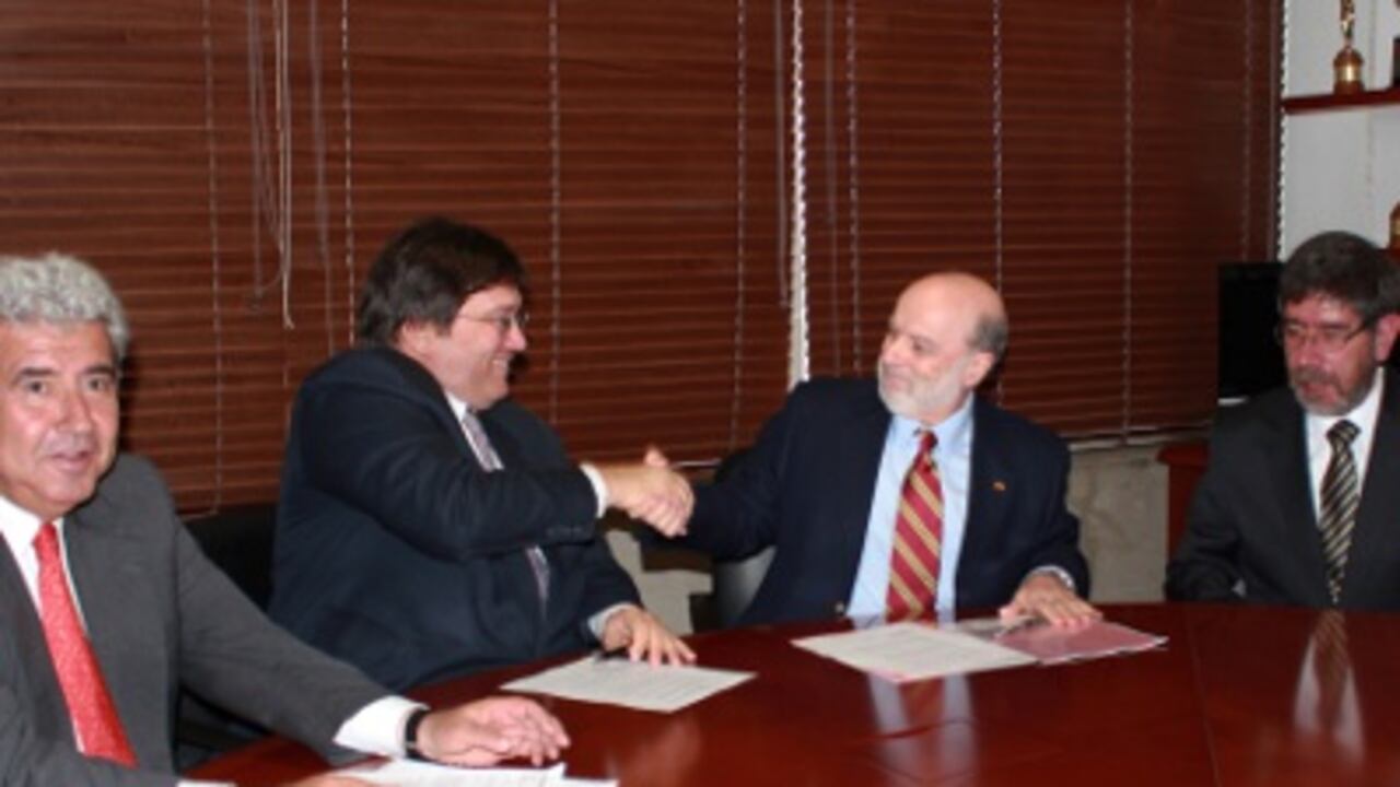 De izquierda a derecha: Fernando Molina, presidente de RCN Radio; Jaime Abello Banfi, director general de la Fundación Nuevo Periodismo Iberoamericano; Carlos Julio Ardila, presidente de la Organización Ardila Lülle; y Germán Rey, miembro de la junta directiva de la Fundación Nuevo Periodismo Iberoamericano.