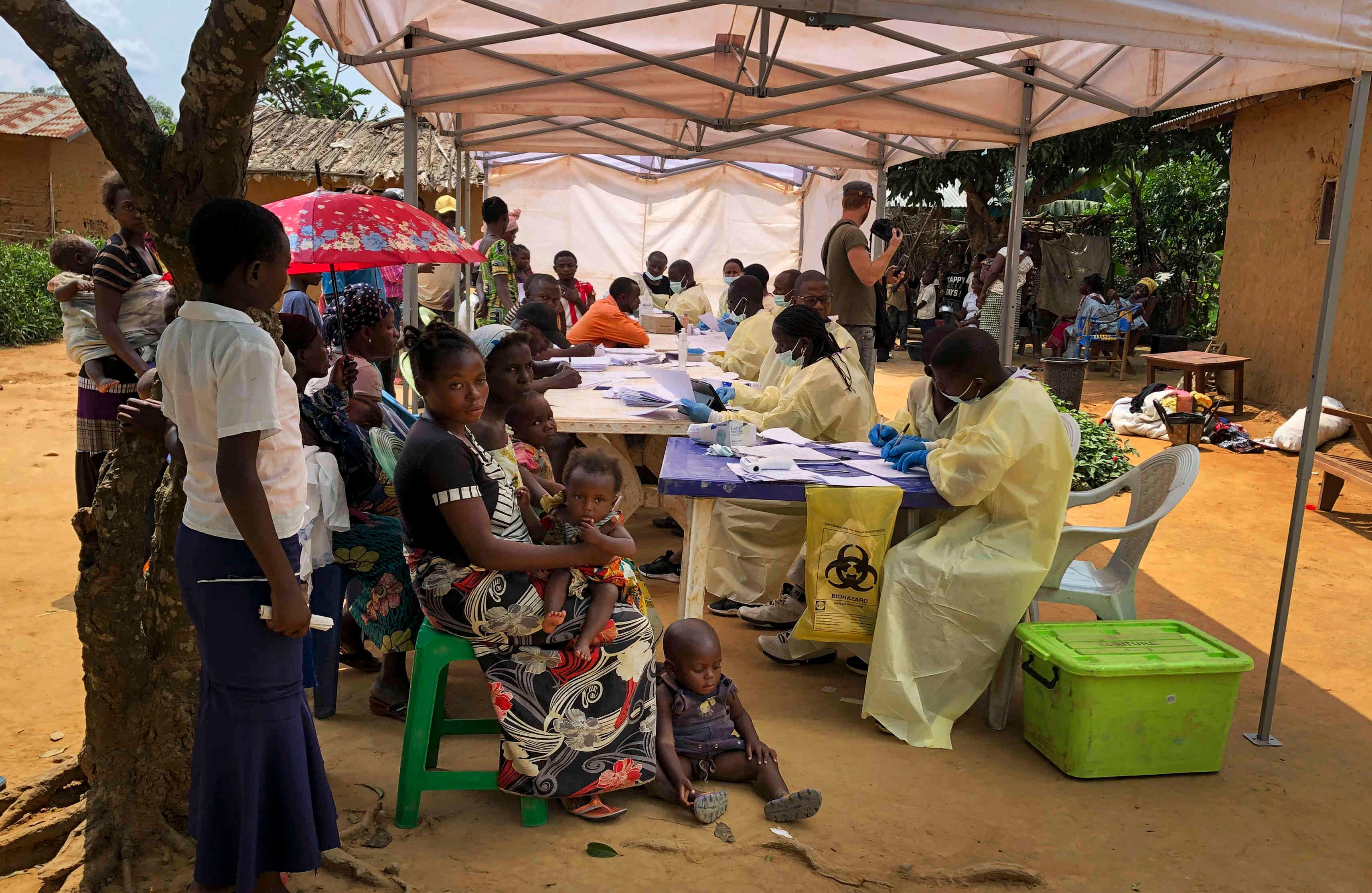  Una mujer y sus hijos esperan recibir las vacunas contra el ébola en la aldea de Mabalako, en el este del Congo, el lunes 17 de junio de 2019. (AP Photo/Al-hadji Kudra Maliro)