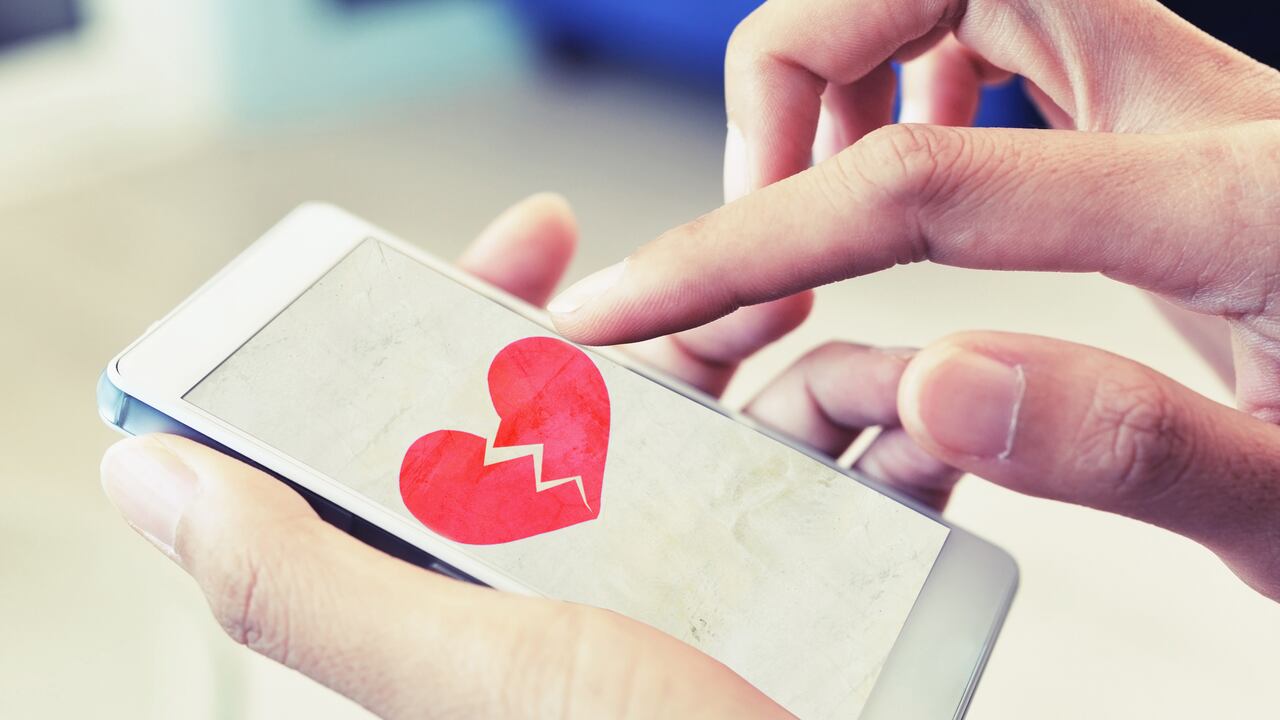 Foto de referencia sobre San Valentín y conversaciones mediante un celular