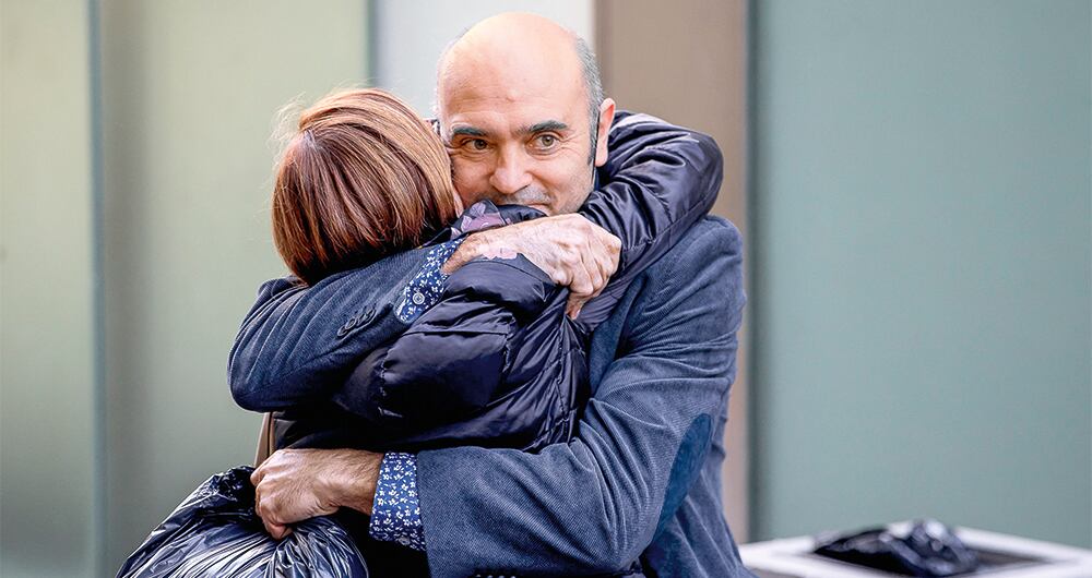 El polémico asesor catalán estuvo detenido en España por liderar protestas que terminaron en violencia.