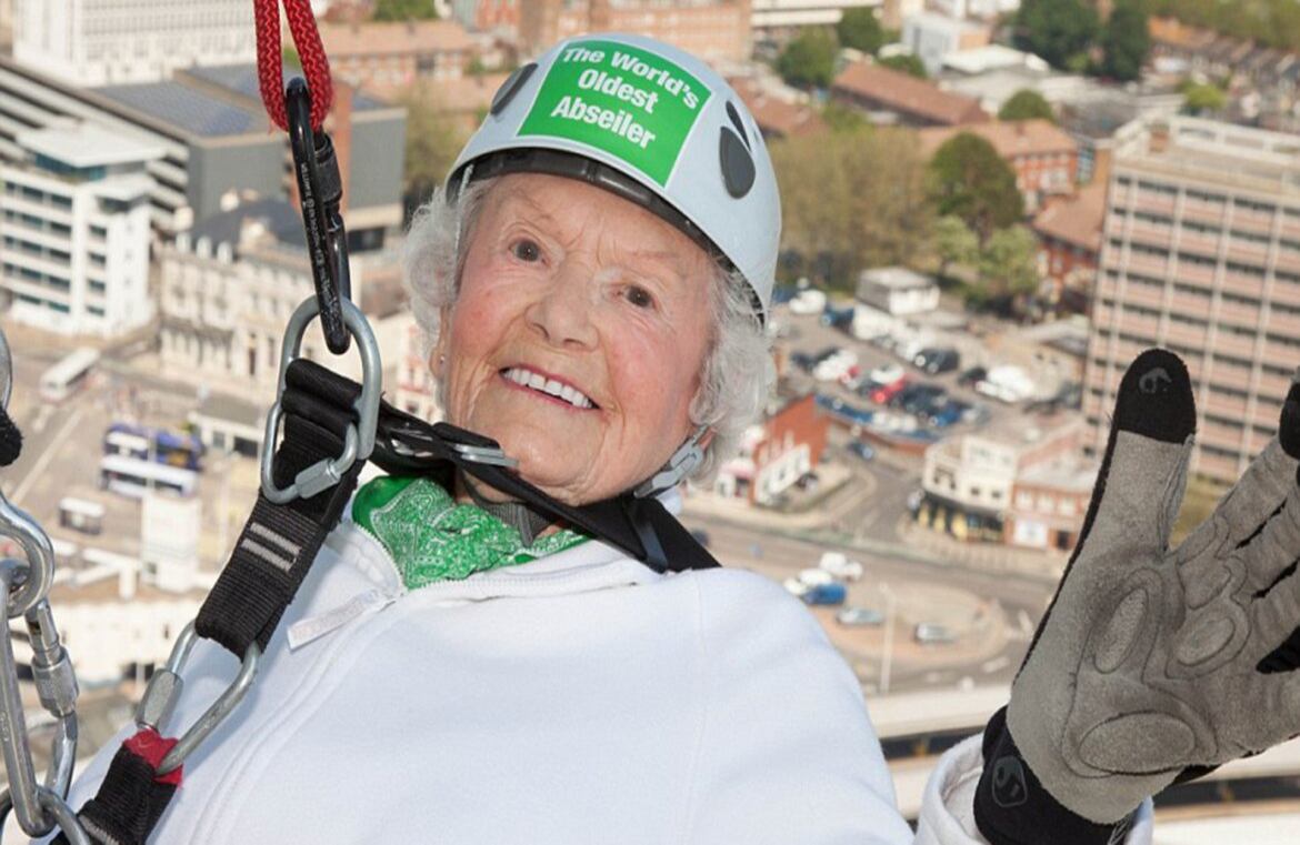 Con 100 años, 'Daring Doris' Long, es la mujer con más años en hacer rapel. Empezó a practicar el deporte extremo a los 85 y celebró su centésimo cumpleaños subiendo hasta 94 metros en el Portsmouth Spinnaker Tower.