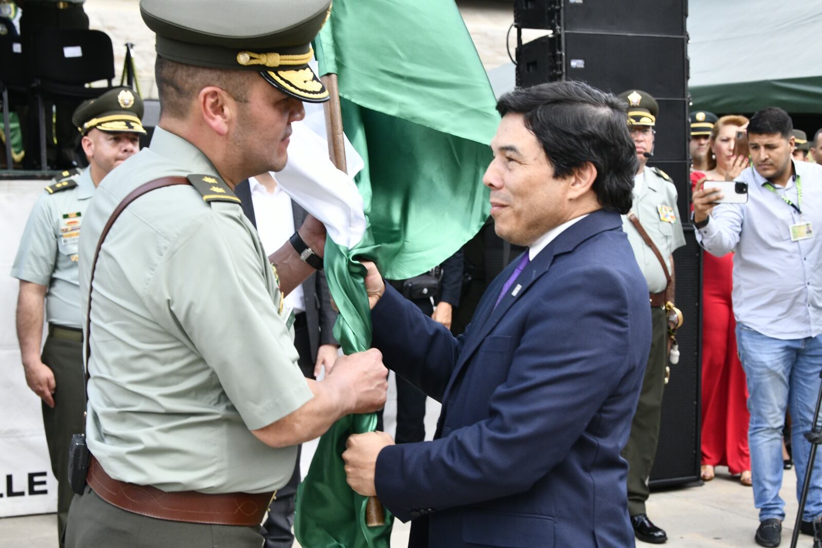 La ceremonia de transmisión de mando se llevó a cabo en el Parque de los Pies Descalzos.