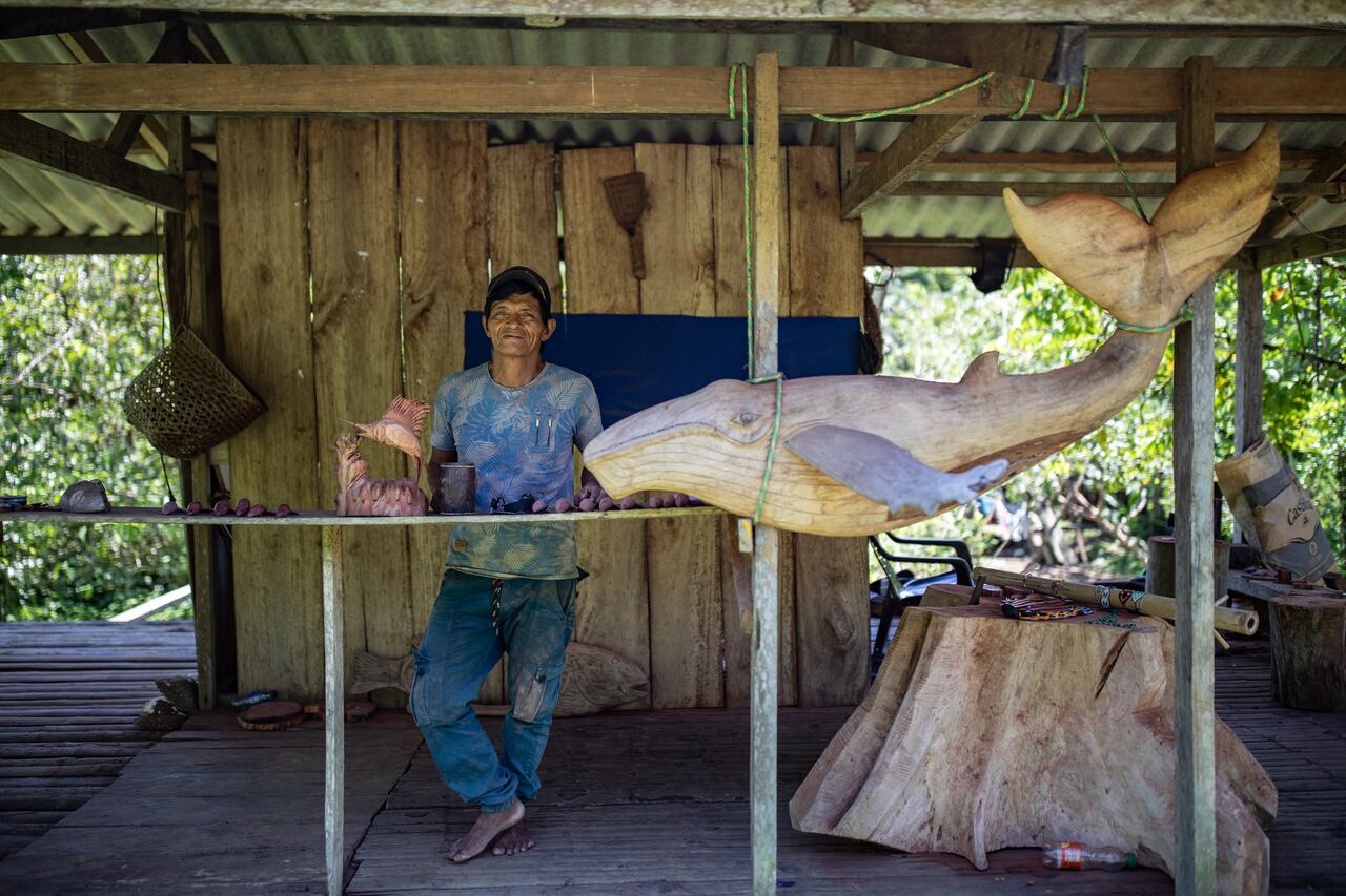 Medardo Machuca, artesano indígena de la etnia embera katio, en su taller de artesanías en Bahía Solano.