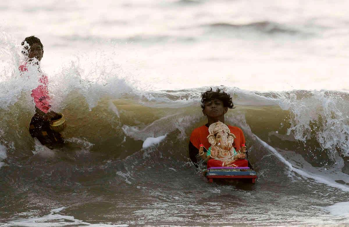 Los devotos sumergen las esculturas del dios hindú Ganesha, en el quinto día del festival Ganesh Chaturthi, que dura diez días y se celebra en el mar Arábigo en Mumbai, India. Imagen del miércoles 26 de agosto de 2020. El festival es una celebración del nacimiento de Ganesha, el dios hindú de la sabiduría, la prosperidad y la buena fortuna. Foto: Rajanish Kakade / AP  