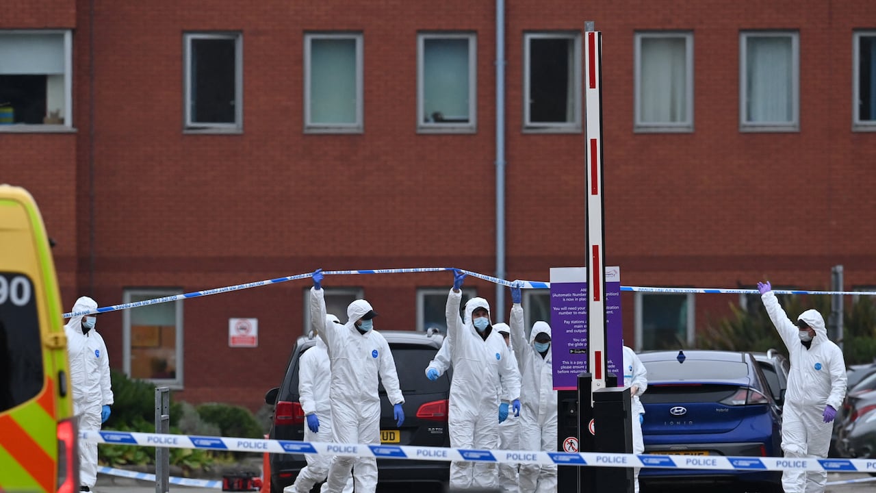 Oficiales forenses trabajan a las afueras del hospital de mujeres de Liverpool, en la escena de explosión del taxi