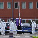 Oficiales forenses trabajan a las afueras del hospital de mujeres de Liverpool, en la escena de explosión del taxi