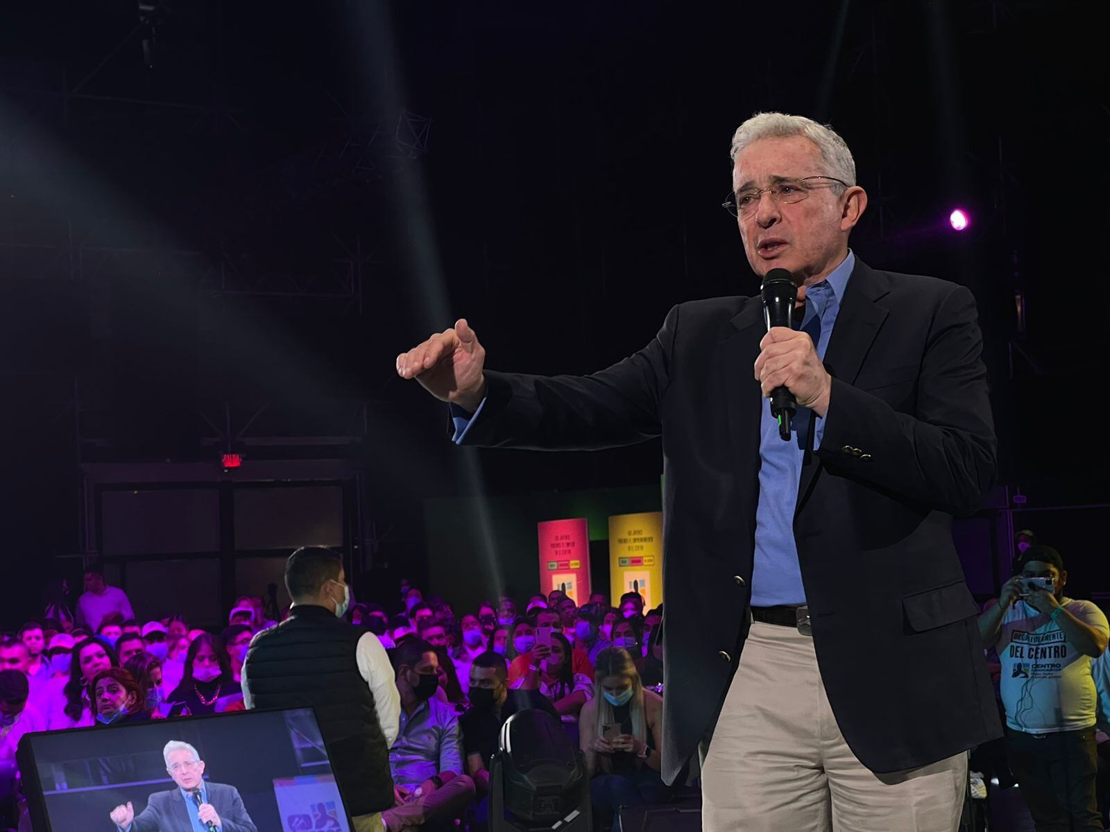 Cuál es la diferencia entre el amor y la democracia, según Uribe