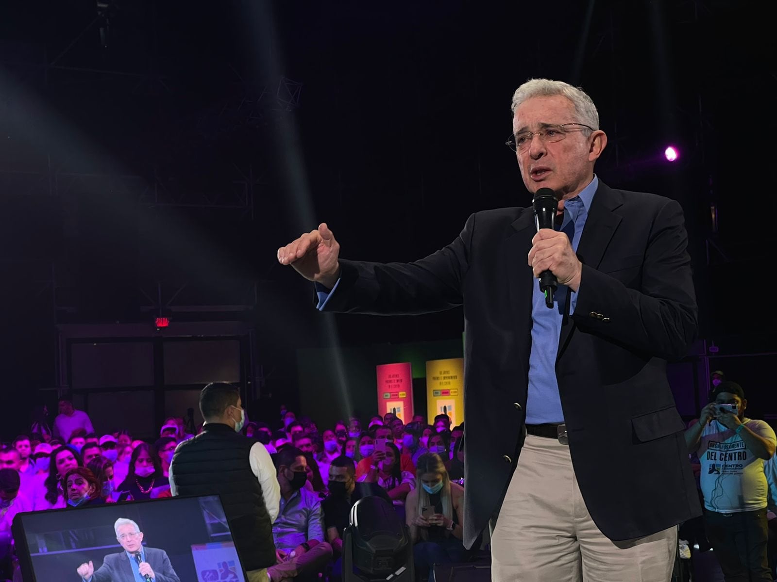 Cuál es la diferencia entre el amor y la democracia, según Uribe