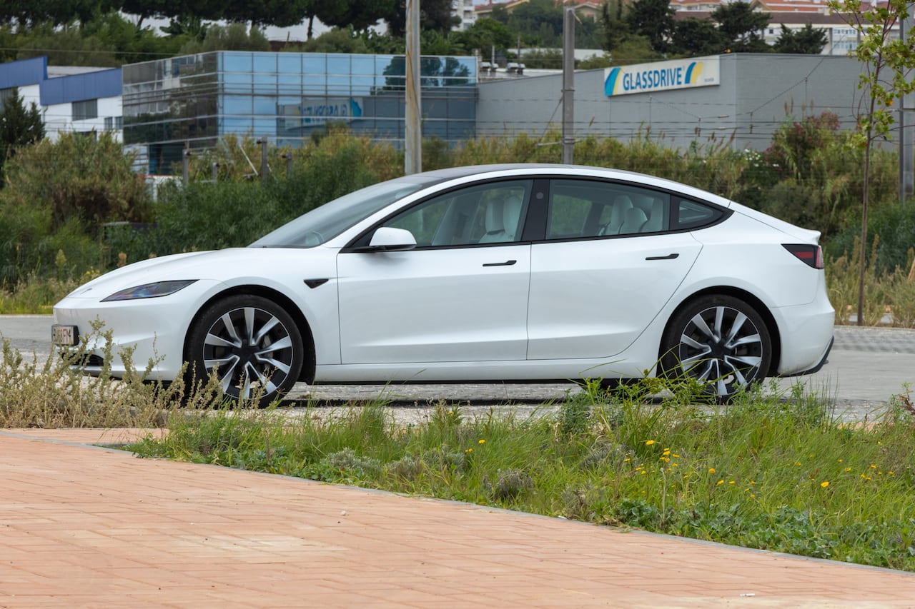 Tesla Model 3 , el modelo más económico de Tesla en Colombia.