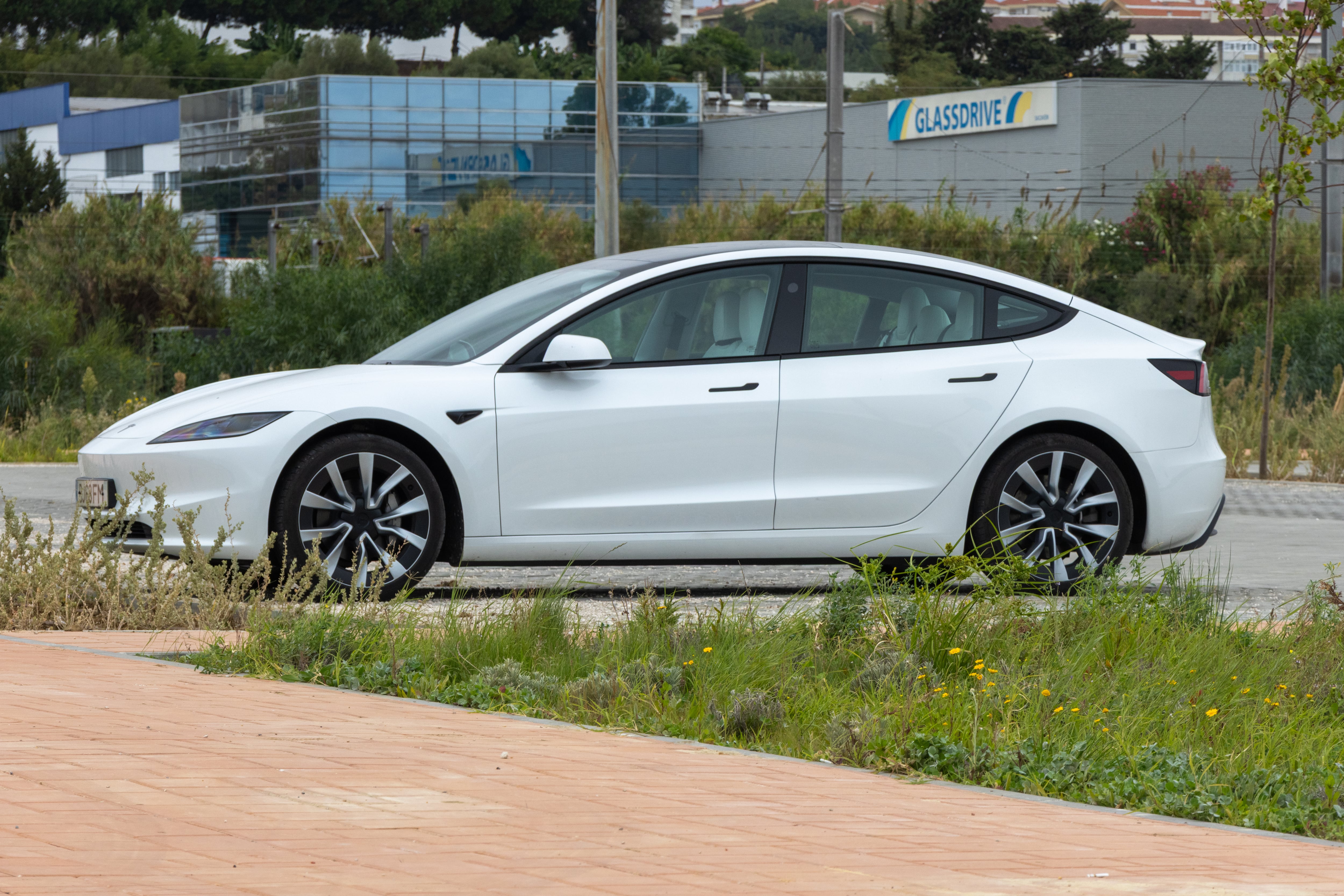 Tesla Model 3 , el modelo más económico de Tesla en Colombia.