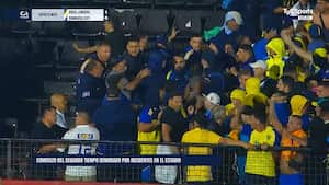 Juan Román Riquelme se metió a las graderías para calmar los ánimos de los hinchas del Boca que estaban enardecidos, al tiempo que la Policía tuvo que intervenir. Foto: Redes Sociales.