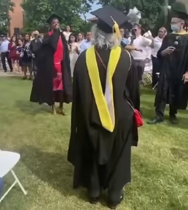 En su accidentada intervención mencionó su nombre completo y se presentó a las demás personas que se encontraban en la ceremonia de graduación, como padres de familia y otros alumnos, a quienes se les ve vestidos con toga y birrete.