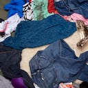 Ropa Closet esparcida en la cama, primer plano