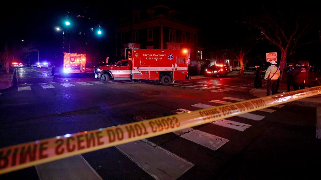 El personal de emergencias se reúne en las calles Hope y Waterman de la Universidad Brown en Providence, Rhode Island, el sábado 13 de diciembre de 2025, tras recibir informes de un tiroteo. (Foto AP/Mark Stockwell)
