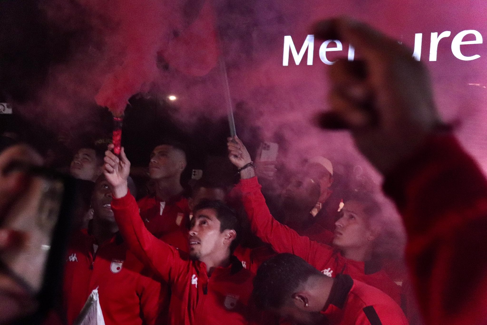 Futbolistas prendieron bengalas en el banderazo.
