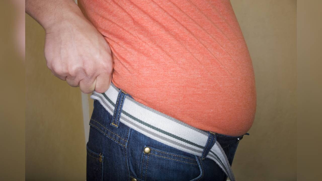 La retención de líquidos puede ser una de las razones que no deja adelgazar. Foto: Getty Images.