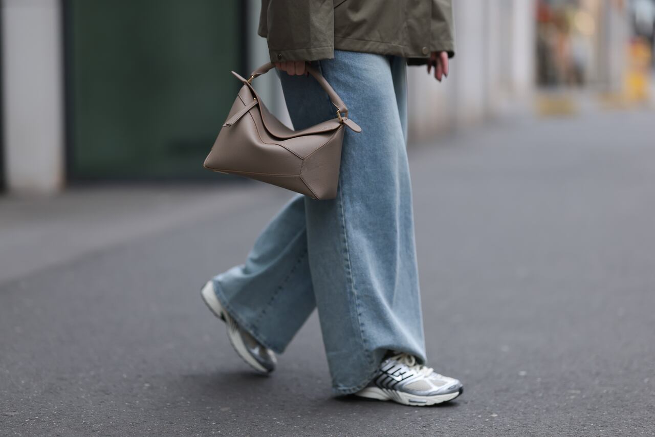 La tienda ofrece una selección de bolsos icónicos como el Puzzle, así como calzado, gafas, artículos de cuero y prêt-à-porter femenino.