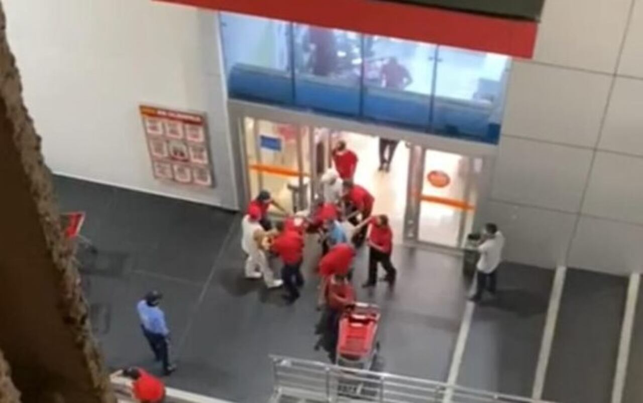 Momento en que la cajera de la tienda es trasladada a la clínica. Video de redes sociales.