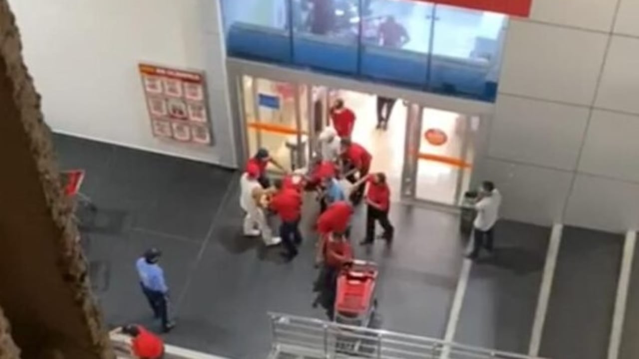 Momento en que la cajera de la tienda es trasladada a la clínica. Video de redes sociales.