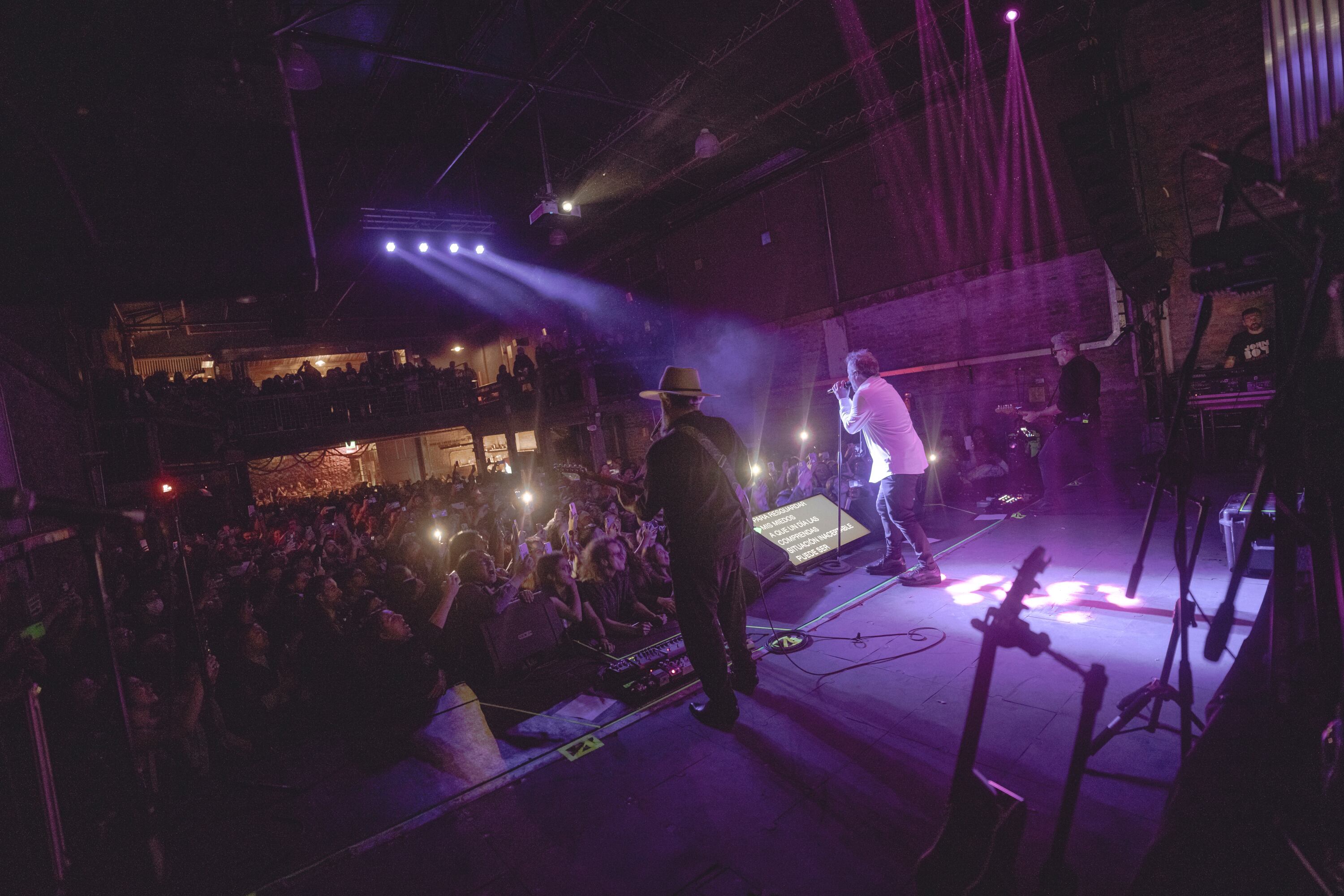 Love of Lesbian regresó por cuarta vez a Bogotá. Lo hizo en su 'La hermandad tour', en el que presenta su nuevo trabajo ‘Ejército de salvación’. El concierto tuvo lugar en The Bonfire, en Bogotá. Foto: Lina Botero - Love of Lesbian