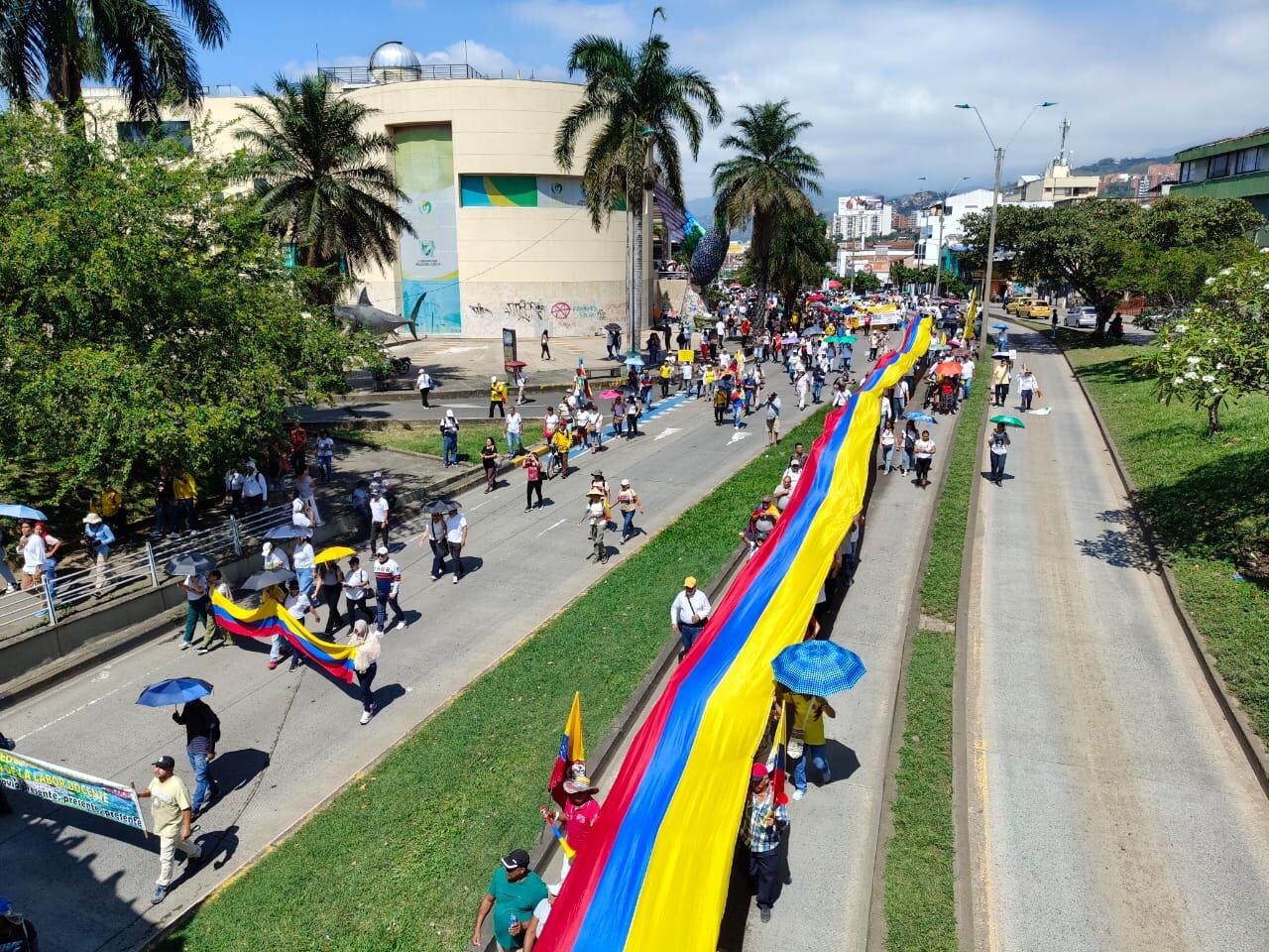 Avanza marcha hacia el centro de Cali sin alteraciones,  por la Calle 5 rumbo a la Gobernación del Valle.