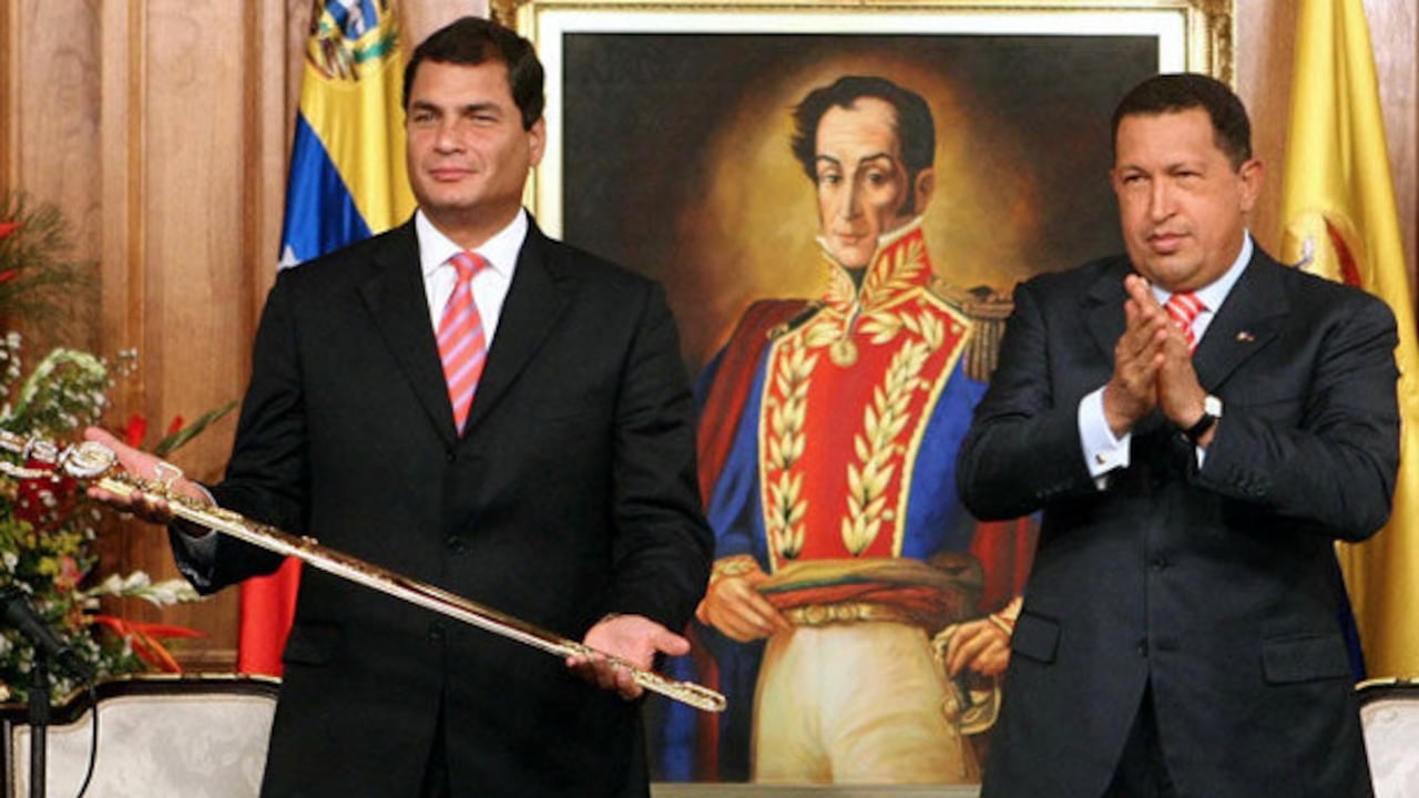 El presidente de Ecuador, Rafael Correa, junto a quien era su homólogo venezolano, Hugo Chávez. Foto tomada en diciembre del 2006.
