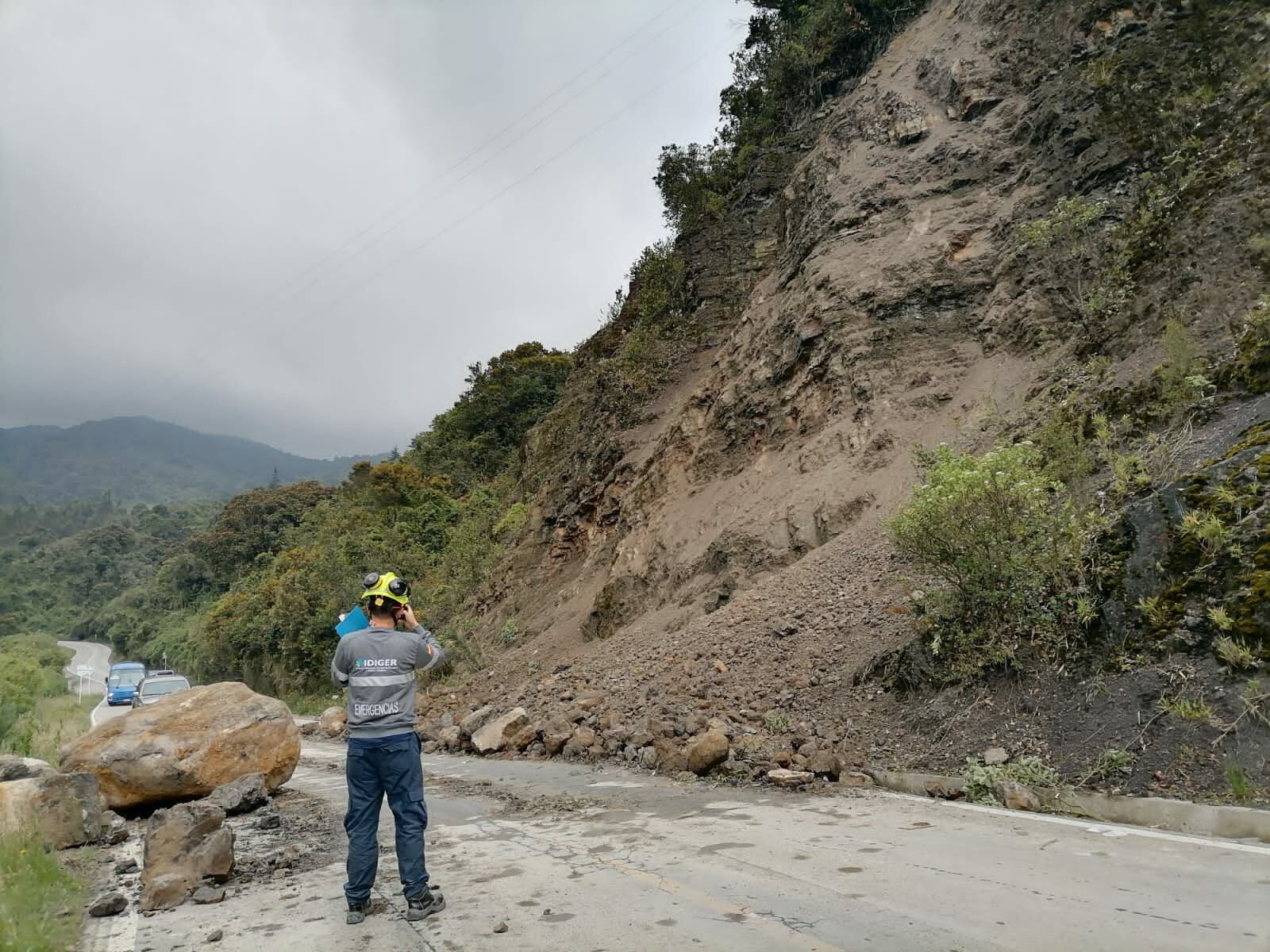 Autoridades atienden derrumbe en la vía Bogotá-Choachí