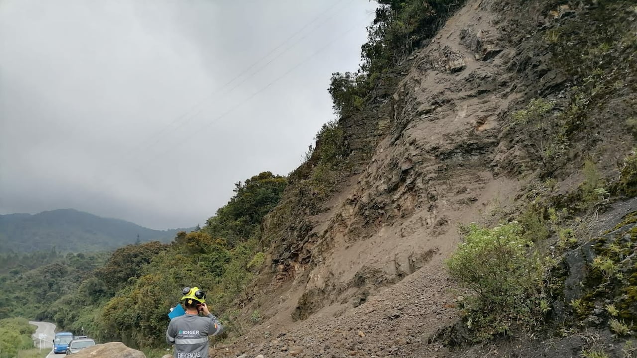 Autoridades atienden derrumbe en la vía Bogotá-Choachí