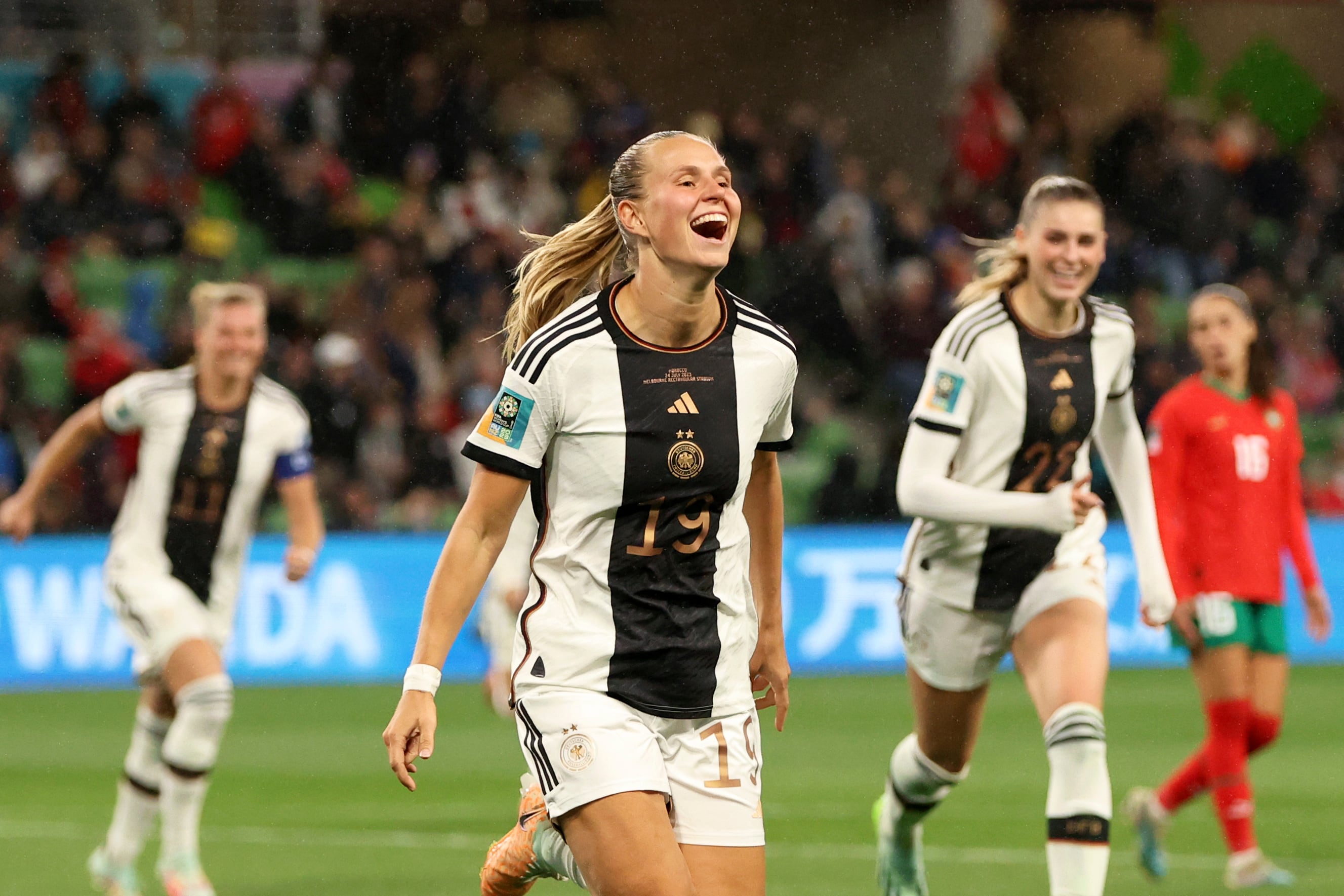 La alemana Klara Buehl celebra después de anotar el tercer gol de su equipo durante el partido de fútbol del Grupo H de la Copa Mundial Femenina entre Alemania y Marruecos en Melbourne, Australia, el lunes 24 de julio de 2023. (Foto AP/Hamish Blair)