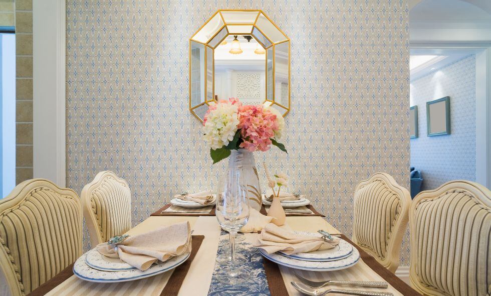 Un comedor ordenado, con las decoraciones adecuadas como un espejo representa abundancia.