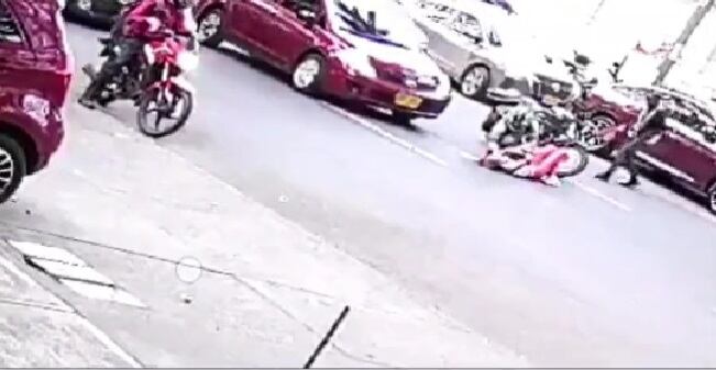 La mujer fue arrollada dos veces y se salvó milagrosamente.