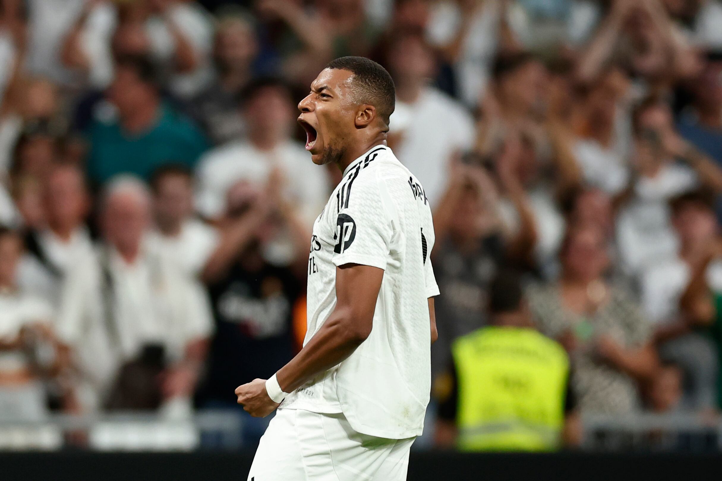 Kylian Mbappé celebra tras anotar de penal el segundo gol del Real Madrid ante Betis en la Liga española, el domingo 1 de septiembre de 2024, en Madrid.