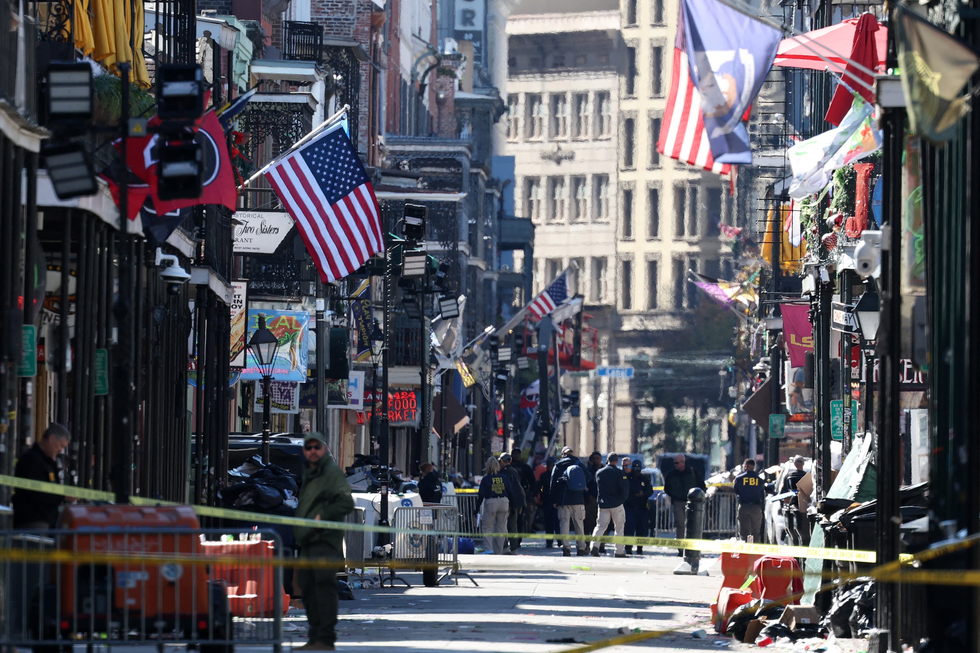 Miembros del FBI y la policía de Nueva Orleans trabajan en la escena de la calle Bourbon después de que al menos 10 personas murieran cuando una persona supuestamente condujo hacia una multitud en las primeras horas de la mañana del día de Año Nuevo el 1 de enero. 2025 en Nueva Orleans, Luisiana.