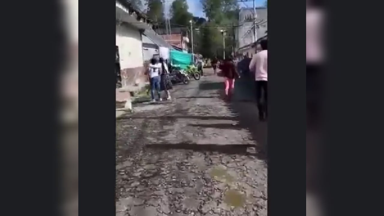 Ataque con explosivos contra estación de Policía en Timbío, Cauca, es atribuido a disidencias de las Farc; autoridades señalan a alias James y alias Chuky.