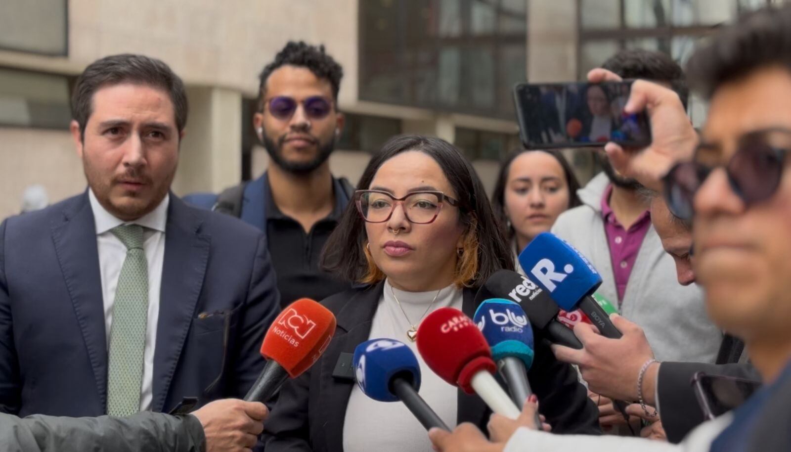 La congresista Jennifer Pedraza sí asistió a la audiencia de conciliación y criticó la ausencia de Juliana Guerrero.