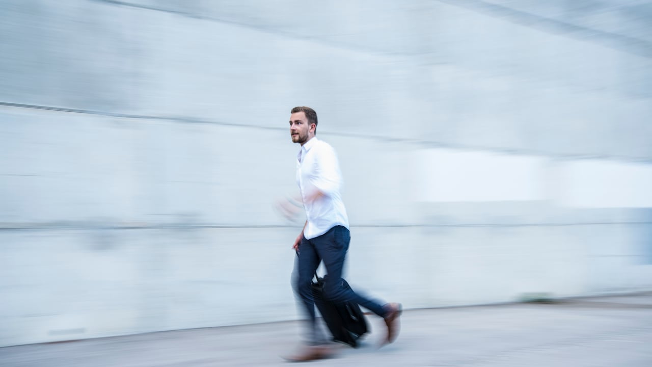 Cada fin de año, multitudes alrededor del mundo participan en una enigmática costumbre: correr con maletas.