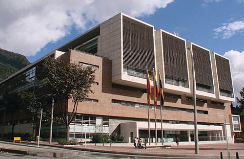 Eificio Mario Laserna de la Universidad de los Andes (Bogotá). El diseño arquitectónico lo hicieron los arquitectos Marco Montes, Oscar Mesa, Gabriel Jaime Giraldo y el diseño estructural la empresa P&D Ltda. Para el jurado, “es un magnifico edificio tanto desde el punto de vista arquitectónico como desde el punto de vista estructural. Con la solución de la pareja de vigas para tomar una gran carga en reemplazo de una viga gigante, se consiguió crear una serie de espacios muy útiles en especial para el manejo de instalaciones técnicas”.