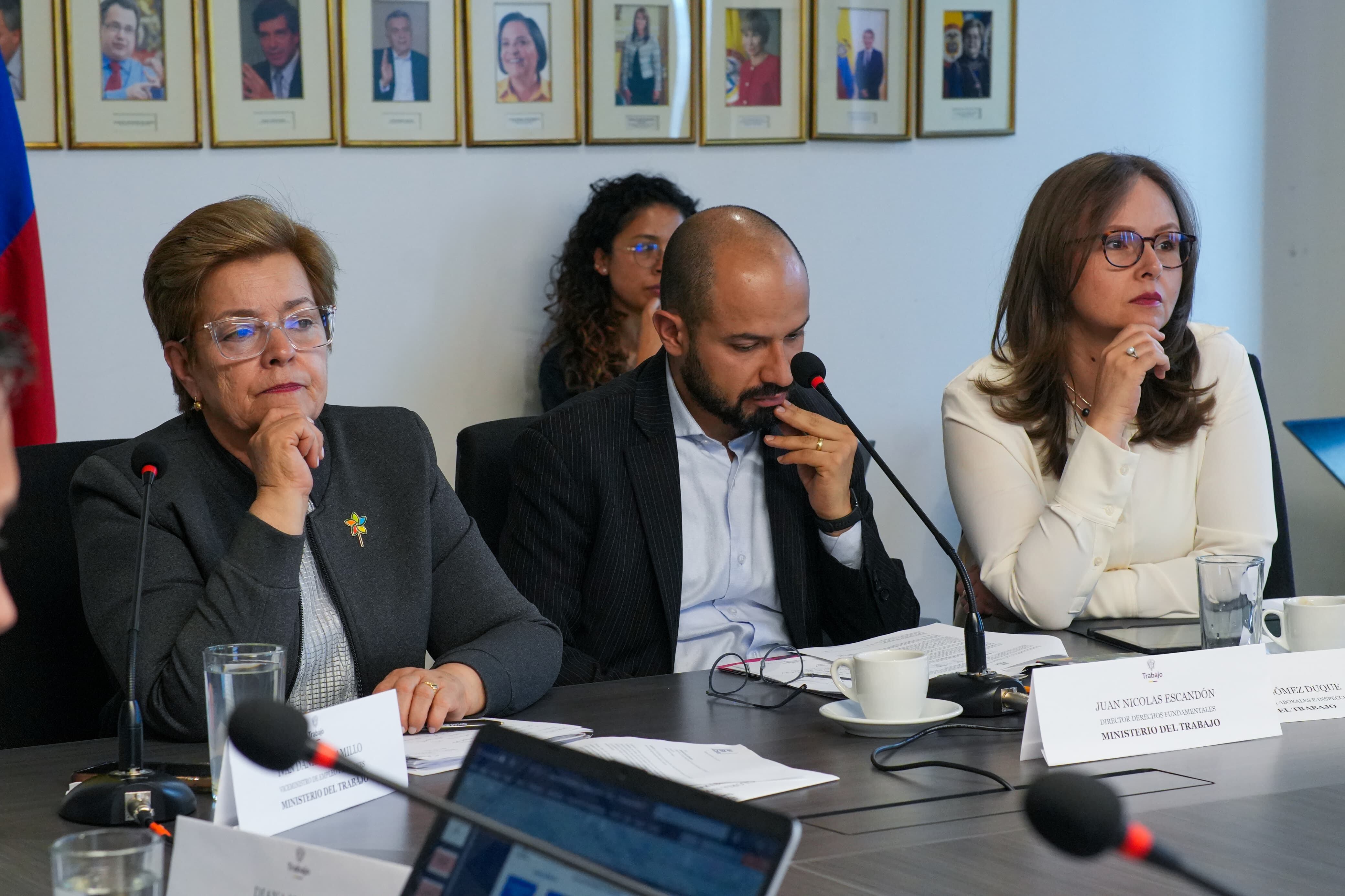 La ministra de Trabajo, Gloria Inés Ramírez, junto a parte de su equipo, preside las negociaciones del salario mínimo.