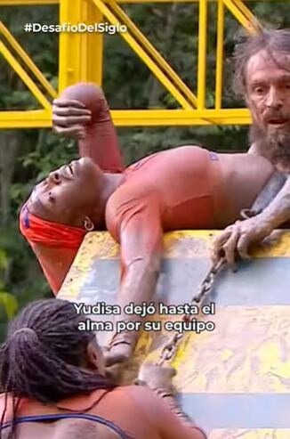 Yudisa, participante del equipo Gamma, sufrió durante la prueba y recibió un fuerte dolor a causa del peso de sus compañeros.
