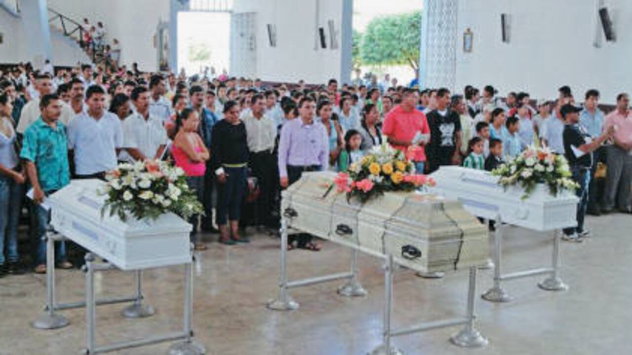 Cientos de personas asistieron en Tame al funeral de Yenny Torres Jaimes, de 14 años, y sus hermanitos Jimmy y Jeferson, de 9 y 6.
