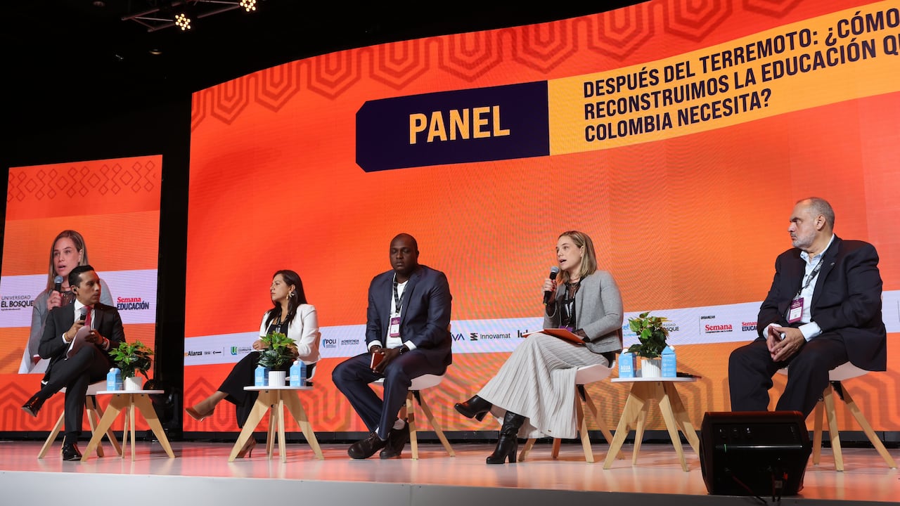 De izquierda a derecha, Diego Bonilla, editor político de SEMANA; Marcela Bautista Macia, especialista
en Educación de CAF; Rosvier Armando Mosquera, secretario de Educación del Chocó; Sara Mercedes Rodas
Soto, secretaria de Educación de Cali, y Carlos Jairo Bedoya Naranjo, secretario de Educación de Pereira.