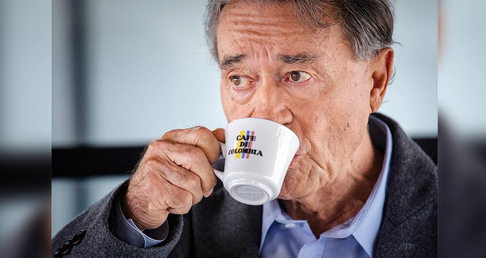 Carlos Lehder está libre a sus 75 años, estará presentando su libro en la Feria del Libro.