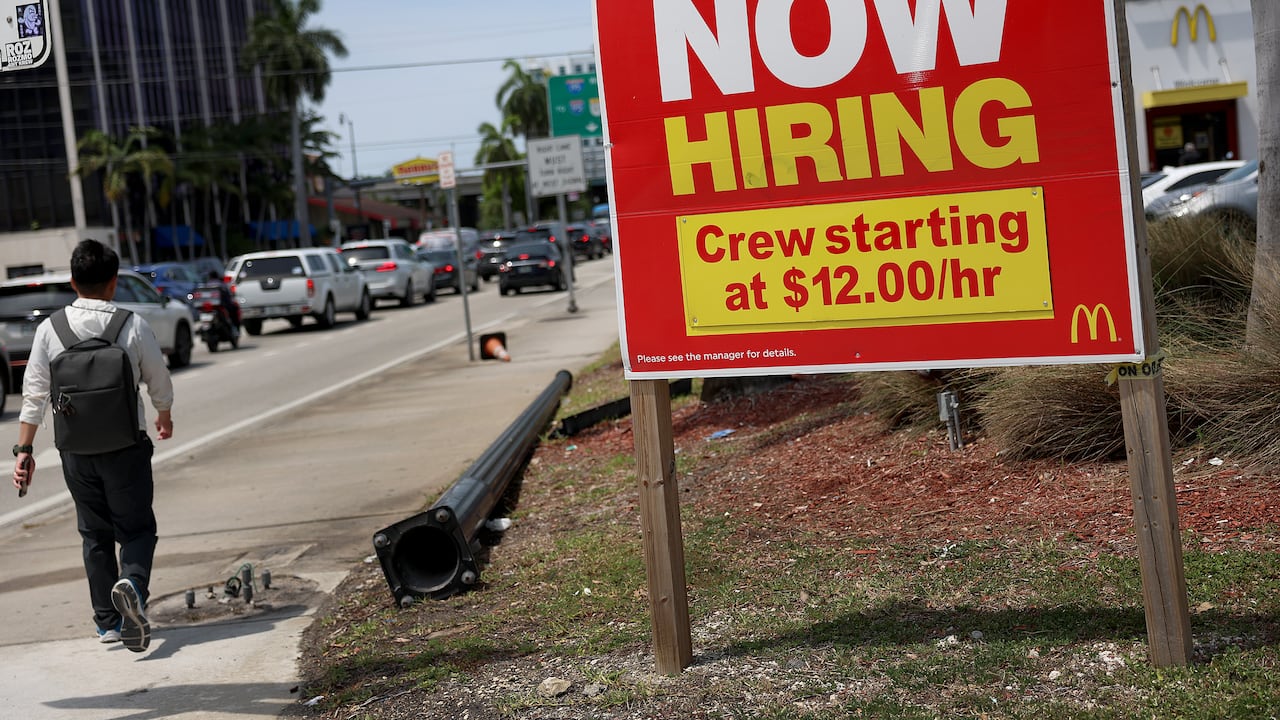 Un cartel de 'Ahora contratando' publicado fuera de un restaurante que busca contratar trabajadores el 05 de mayo de 2023 en Miami, Florida.