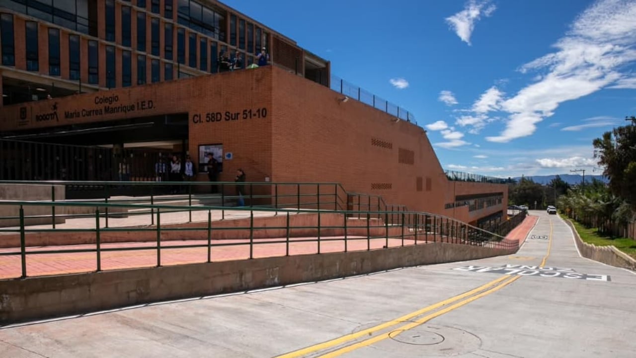 Uno de los arreglos se realizó a una vía frente a una institución educativa del sector.