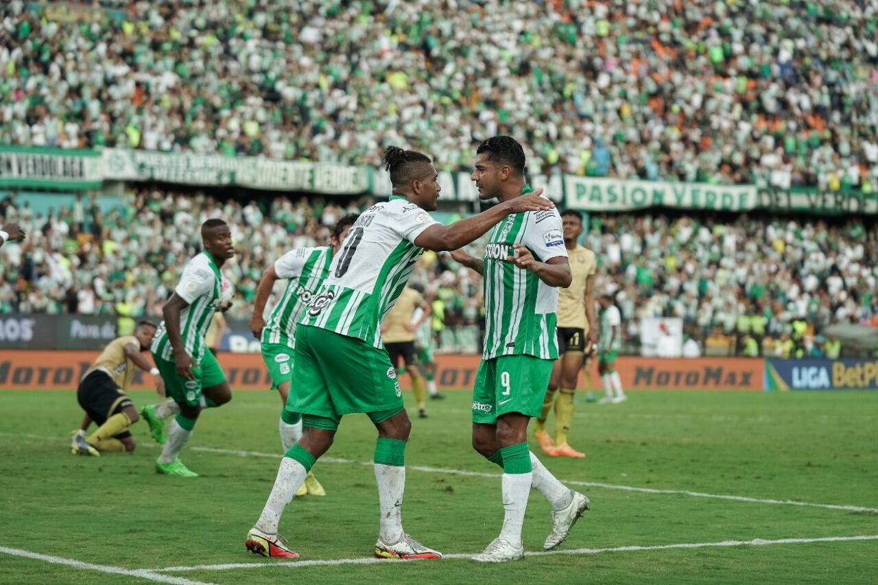 Jefferson Duque y Danovis Banguero celebran el empate ante Águilas Doradas de Rionegro.