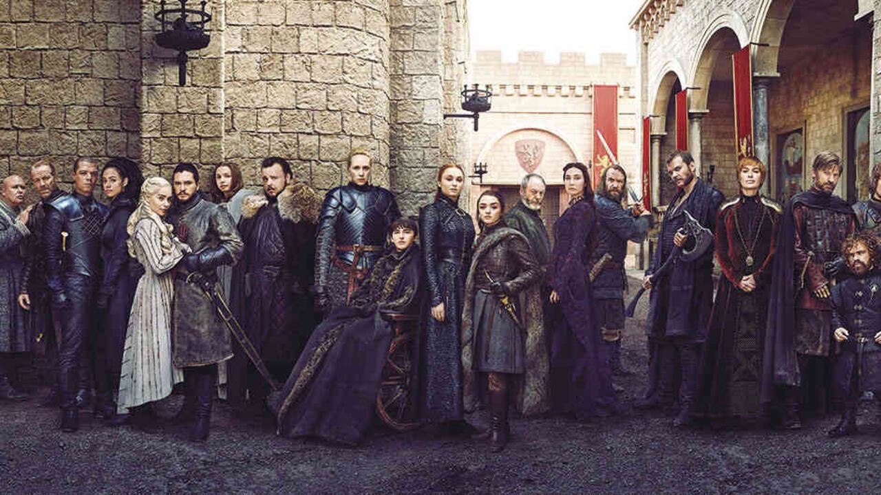 Juego de tronos. La serie se basa en los libros Una canción de hielo y fuego, de George R. R. Martin. Narran la lucha a muerte de varias casas por el Trono de Hierro y el control de los siete reinos.