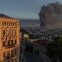 Se eleva humo sobre la ciudad tras un ataque aéreo ruso contra Kiev el 2 de julio de 2026, en el marco de la invasión rusa de Ucrania.