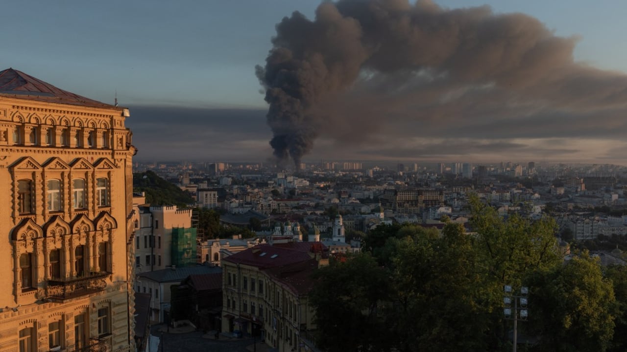 Se eleva humo sobre la ciudad tras un ataque aéreo ruso contra Kiev el 2 de julio de 2026, en el marco de la invasión rusa de Ucrania.