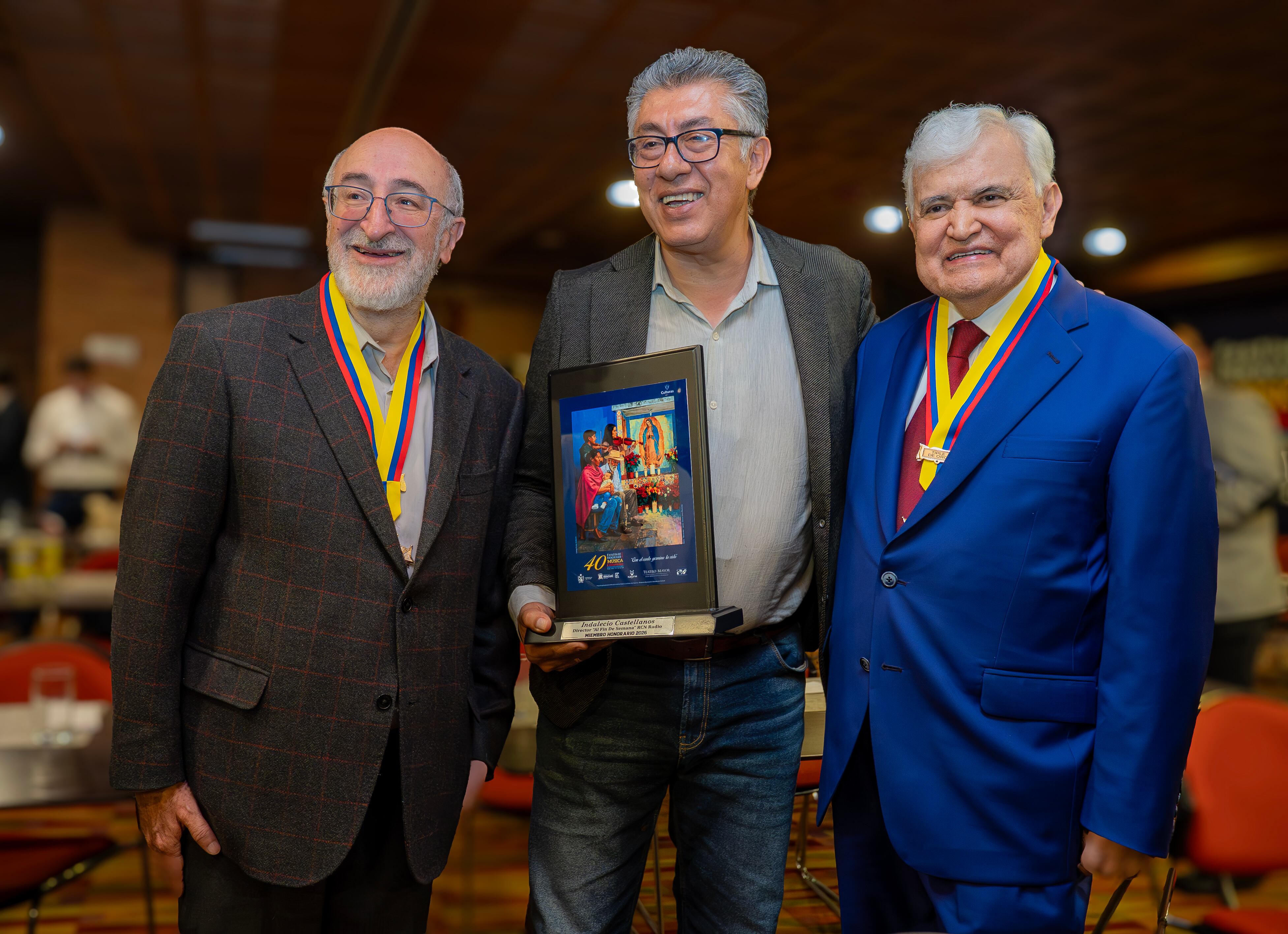 Juan Lozano, Director RCN Radio y La FM; Indalecio Castellanos, Director del programa “Al fin de semana” de RCN Radio y Jorge Barón, Presidente de Jorge Barón Televisión, tres de los ganadores de la mención como Miembros Honorarios del Festival Nacional de la Música Colombiana.