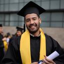 Retrato de un estudiante de posgrado feliz sosteniendo su diploma el día de la graduación y mirando a la cámara sonriendo - conceptos de educación